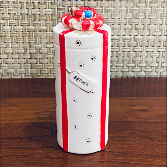 🎄🌟HP🌟VTG Set 1962 Mod Ceramic Christmas Presents Salt & Pepper Shakers - Picture 3 of 10